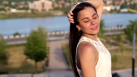 Retrato-de-joven-con-el-pelo-largo-en-el-fondo-de-un-hermoso-paisaje