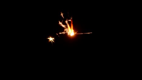 Feuerwerk-Wunderkerze-brennt-in-der-Nacht,-Slow-motion