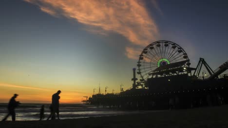 Menschen-genießen-Sonnenuntergang-neben-dem-Santa-Monica-Pier---Tag-zu-Nacht-4-k-Zeitraffer