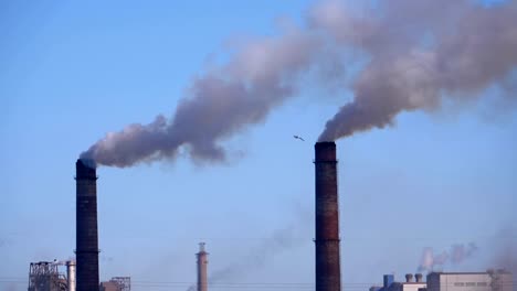 Rauch-von-der-Schornsteine-der-industriellen-metallurgischen-Werk-steigt-in-der-Atmosphäre-in-der-Nähe-der-Stadt