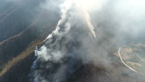 Imágenes-de-una-montaña-cubren-de-humo...