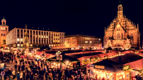 Nürnberger-Weihnachtsmarkt-(Christkindlesmarkt).-Nacht-Zeitraffer.-Zoom-Effekt