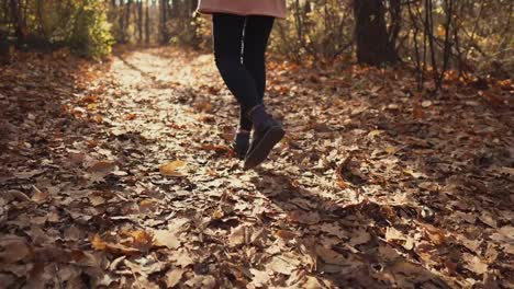 Chica-caminando-en-un-bosque-de-otoño.