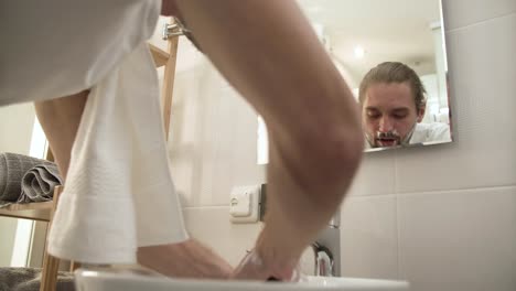 Higiene-de-los-hombres.-Lavar-la-cara-con-agua-después-del-afeitado-de-hombre