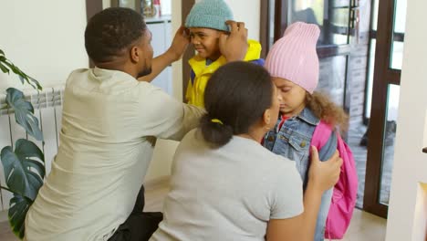 Traurige-Kinder-gehen-zu-Schulklassen