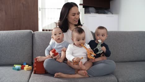 Filipino-Mutter-posiert-für-Fotos-mit-ihren-Triplets-zu-Hause