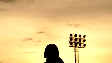 Silhouette-Baseball-Athleten-trainieren-hart-mit-dem-Sonnenuntergang