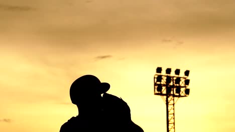 Silhouette-Baseball-atletas-están-entrenando-duro-con-la-puesta-de-sol