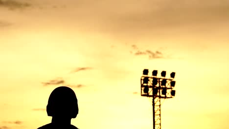 Silhouette-Baseball-atletas-están-entrenando-duro-con-la-puesta-de-sol