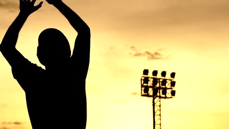 Silhouette-Baseball-atletas-están-entrenando-duro-con-la-puesta-de-sol