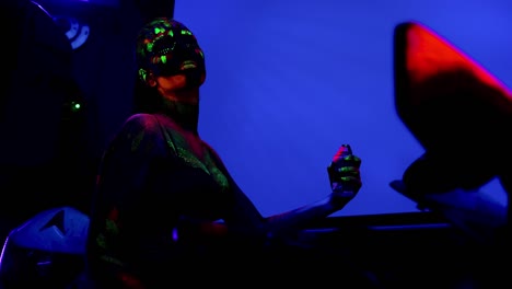 Mode-Frauen-in-Neonlicht,-schöne-Modell-Mädchen-mit-fluoreszierendem-Make-up-in-UV-Licht