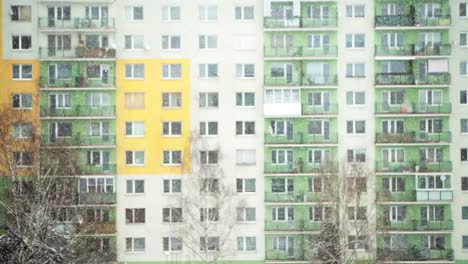 4K-Nieve-cayendo-lentamente-sobre-el-fondo-de-un-edificio-multicolor.