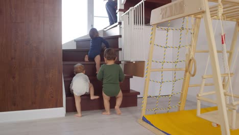 Kleinkind-Triplets-Klettern-Treppe-in-Richtung-Mama