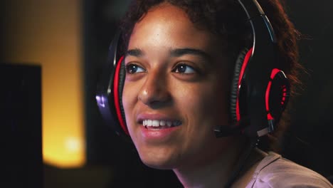 Teenage-Girl-tragen-Headset-Gaming-Online-zu-Hause-mit-Freunden