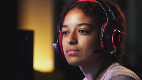 Teenage-Girl-tragen-Headset-Gaming-Online-zu-Hause-mit-Freunden