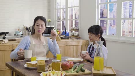 niña-que-lleva-uniforme-desayunando