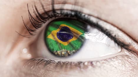 mujer-ojo-verde-en-primer-plano-con-la-bandera-de-Brasil-en-el-iris-con-el-movimiento-del-viento.-concepto-de-vídeo