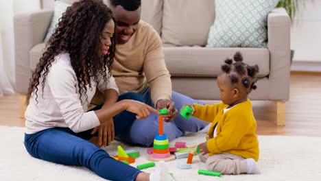 afrikanische-Familie-spielt-mit-Baby-Tochter-zu-Hause