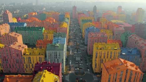 Smog-in-der-Stadt-mit-farbigen-Gebäuden