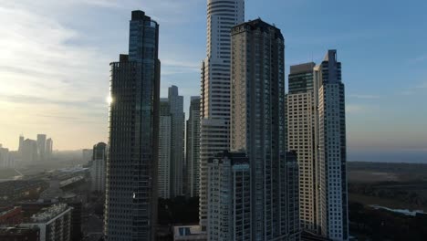 Buenos-Aires-Puerto-Madero-Himmel-Schrotter-und-Park-auf-Sonnenuntergang-Luft