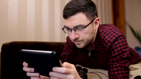 Concepto-de-tecnología,-la-visión-y-la-gente---hombre-con-tablet-pc-cansado-de-las-gafas-en-casa