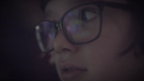 Close-up-de-4K-juego-reflejo-en-gafas-de-ojos-de-un-niño