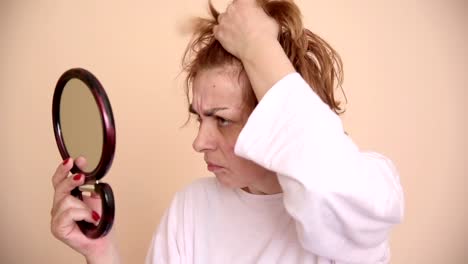 Woman-looking-at-the-mirror