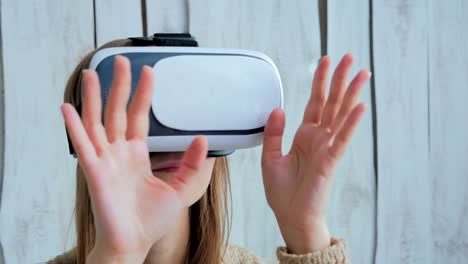 Mujer-joven-con-gafas-de-realidad-Virtual