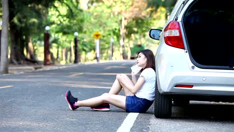 Frau-hat-Autoprobleme,-um-Hilfe-zu-rufen