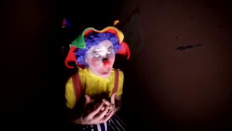 Un-payaso-miedo-en-un-callejón-oscuro-hace-caras.