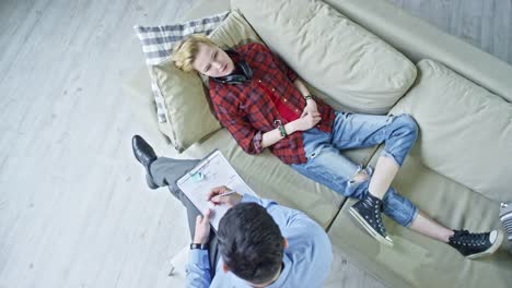 Teenager-auf-Sofa-liegend,-während-Psychotherapie