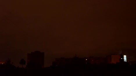 vista-desde-la-ventana-hacia-el-cielo-tormentoso.-noche-afuera,-fuera-de-la-ventana-vestida-con-las-lluvias-y-relámpagos-destellaba.-visto-desde-las-casas-alto-de-ventana-FullHD