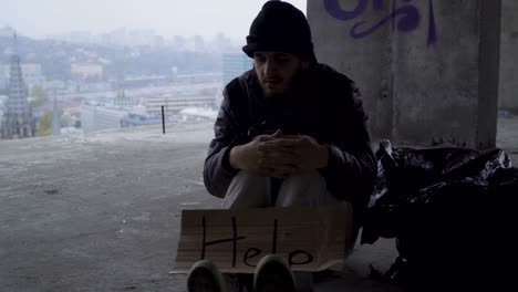 Obdachlose-geht-zu-schlafen-in-der-Mülltüte-eingefroren