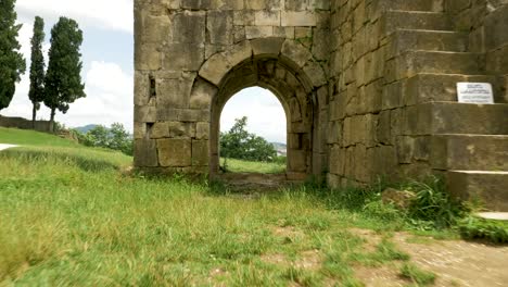 Alte-Gebäude-in-der-Nähe-der-Tempel-Bagrati---Georgien,-Kutaissi