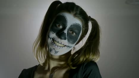 Retrato-de-un-halloween-harley-quinn-calaveras-terror-muñeca-mujer-riendo-crazy-sobre-un-fondo-gris