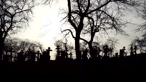 Halloween-Hintergrund.-Alter-Friedhof-mit-alten-Kreuze-bei-Sonnenuntergang