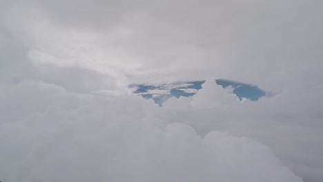 Luftbild-Aufnahmen.-Flugzeug-fliegen-durch-die-Wolken.-Sicht-des-Piloten