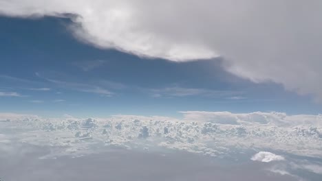 Epische-Blick-aus-dem-Flugzeug-überfliegen-Bergregion.-Luftaufnahmen