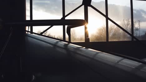 Die-Strahlen-der-Sonne-glänzen-durch-das-Panoramafenster-des-Werks.