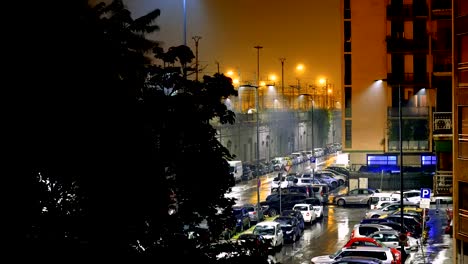 Lapso-de-tiempo-noche-de-tráfico-durante-la-lluvia-en-la-ciudad-de