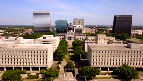 Fliegen-über-über-die-Gebäude-der-Columbia-in-South-Carolina-State-House