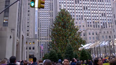 Video-von-den-Weihnachtsbaum-im-Rockefeller-Center-mit-großen-Gruppen-von-Touristen-schwenken