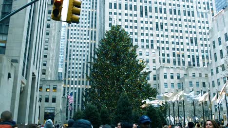 Video-von-den-Weihnachtsbaum-im-Rockefeller-Center-mit-großen-Gruppen-von-Touristen-schwenken