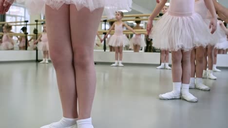 Hacer-ejercicios-durante-la-clase-de-Ballet