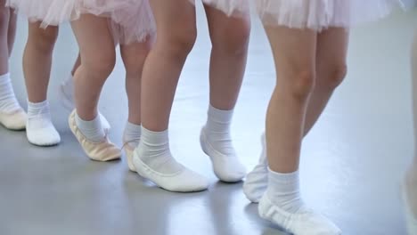 Kleines-Ballett-Tänzer,-die-zu-Fuß-auf-Zehenspitzen