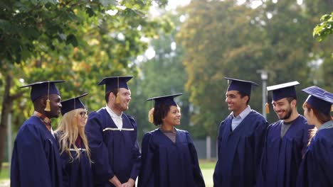 glückliche-Schüler,-die-werfende-Mörtel-bis-Bretter