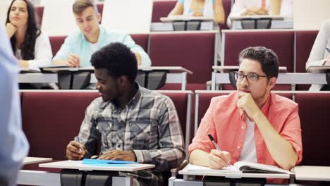 Gruppe-von-Studenten-mit-Notebooks-im-Hörsaal