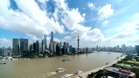 Zeitraffer-der-Skyline-von-Shanghai-und-Stadtbild-mit-bewölktem-Himmel