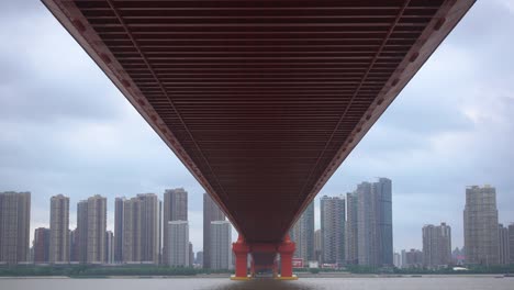 cloudy-weather,-red-Bridges-on-the-water-and-distant-cities