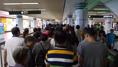 Shanghai-ciudad-tren-estación-metro-hall-lleno-de-gente-lenta-caminando-china-panorama-4k